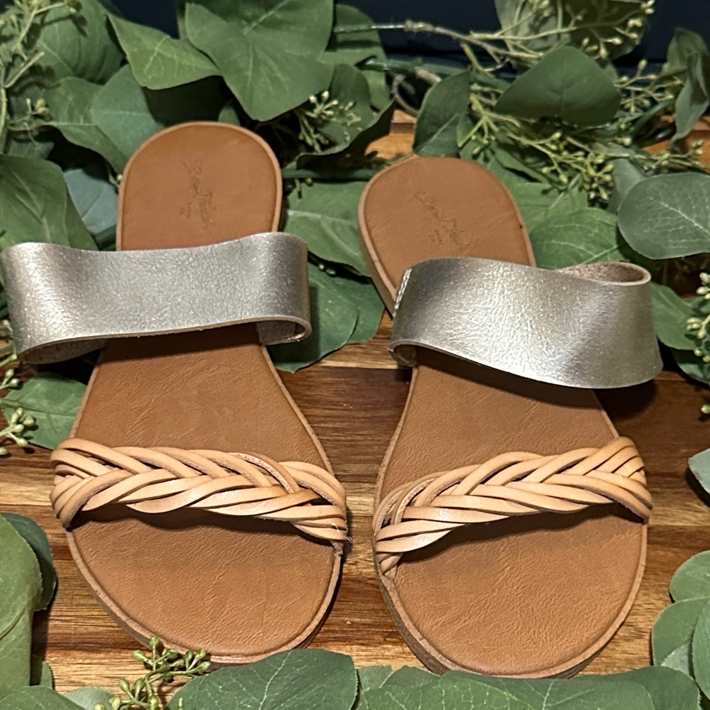 Universal Thread Tan and Silver Women's Sandals 7